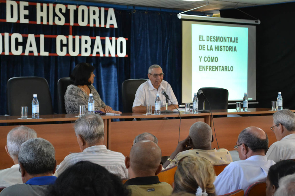 El desmontaje de la historia y cómo enfrentarlo fue el tema abordado por el doctor Elvis Rodríguez Rodríguez, vicepresidente del Instituto de Historia de Cuba, en el cual ofreció una visión actualizada acerca de las pretensiones de la filosofía imperial para desvirtuar la identidad nacional con los más variados métodos, medios y fuerzas.  Foto: Eddy Martin Díaz.