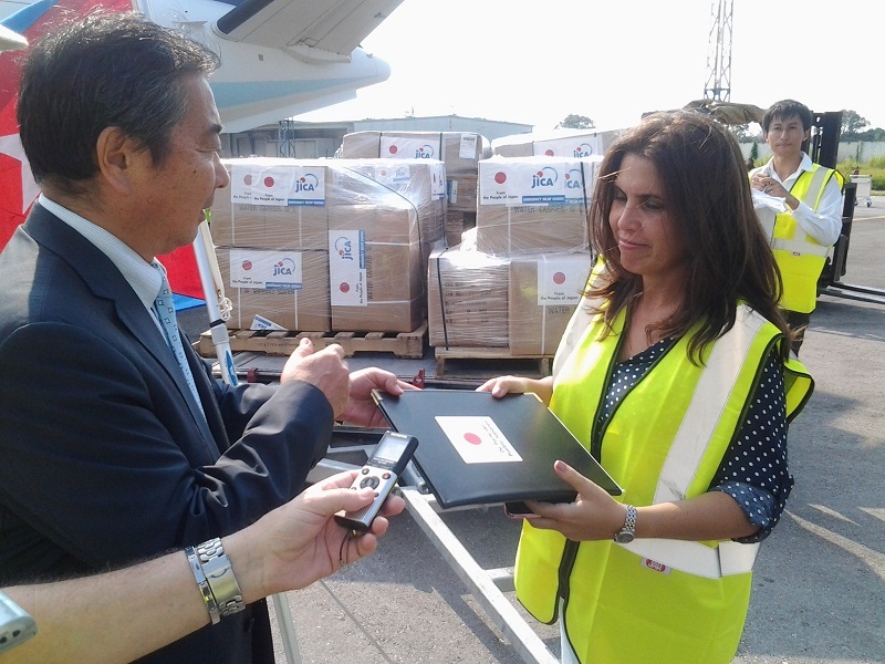 Entrega acta al embajador japon�s directora MINCEX