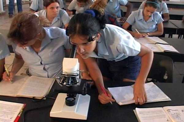 Beneficiadas escuelas camagüeyanas con laboratorios de Ciencias