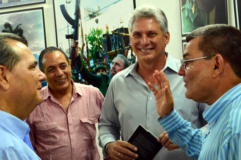 Miguel Díaz-Canel (C der.), miembro del Buró Político y primer vicepresidente de los Consejos de Estado y de Ministros, junto a José Ramón Monteagudo (I), primer secretario del Partido en el territorio espirituano, conversan con el fotógrafo Raúl Abreu Acuña (C izq.), autor de la expo dedicada al líder de la Revolución cubana, y con Jorge Luis Aneiros (D), subdirector de la Oficina de Asuntos Históricos del Consejo de Estado, autor, junto a otros investigadores, del libro Fidel en Sancti Spíritus, en la galería Oscar Fernández, de la ciudad de Sancti Spíritus, el 25 de julio de 2016. ACN FOTO/Osvaldo GUTIÉRREZ