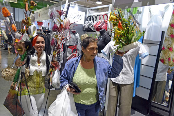 Creativas ofertas en FIART 2014. Foto Abel Rojas Barallobre