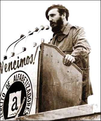 Fidel Castro: "Vamos a proceder a izar la bandera con la que el pueblo de Cuba proclama ante el mundo que Cuba es ya Territorio Libre de Analfabetismo" Fidel Castro: "Vamos a proceder a izar la bandera con la que el pueblo de Cuba proclama ante el mundo que Cuba es ya Territorio Libre de Analfabetismo"