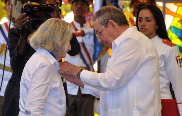 El General de Ej�rcito Ra�l Castro Ruz, presidente de los Consejos de Estado y de Ministros de Cuba, condecora con la Orden �Jos� Mart�, a la destacada intelectual cubana Fina Garc�a-Marruz, en ceremonia efectuada en La Habana, el 29 de abril de 2013. Foto: Oriol de la Cruz Atencio/AIN