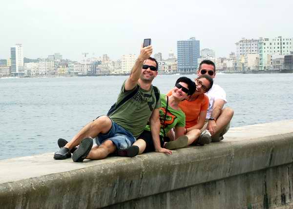Turistas en el Malecón Habanero Turistas en el Malecón Habanero