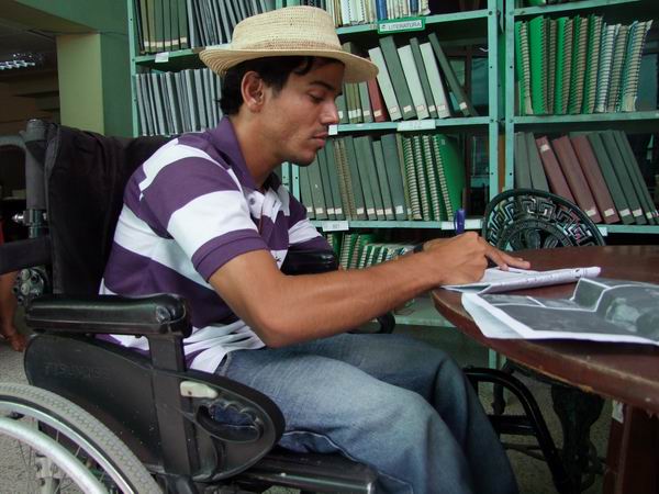 H�ctor Luis Leiva Cede�o se enfrenta cada d�a con una sonrisa a la vida, abriendo una luz de esperanza. Foto: Nelson Ricardo