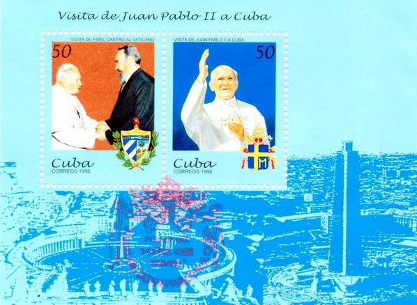 Hoja bloque, integrada por dos sellos de 50 centavos, impresos en se tenant,  muestra en uno de ellos a Juan Pablo II con el Comandante en Jefe Fidel Castro
