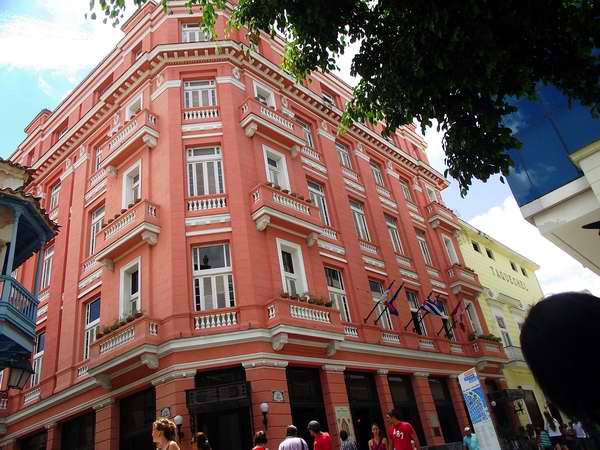 Hotel Ambos Mundos La calle Obispo, una de las más populares de La Habana