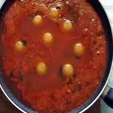 Huevos entomatados.
