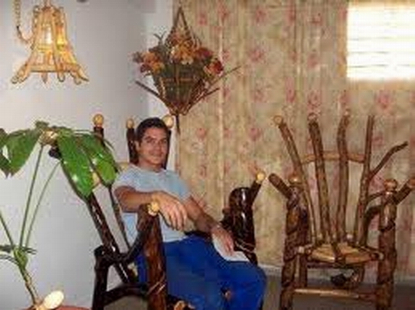 Ian Mario en su casa amublada con marabú. Foto Mireya Ojeda