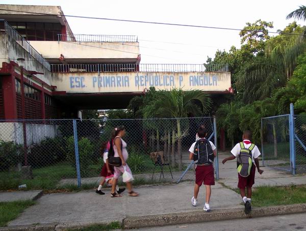 Escuela Primaria Rep�blica Popular de Angola. Foto: Abel Rojas Barallobre