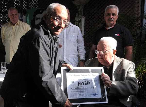 Joel Lachataignerais Popa (I) recibe de manos de Armando Hart Dávalos (D), Presidente de la Sociedad Cultural José Martí, la distinción "Periódico Patria", durante la ceremonia de entrega de distinciones martianas. Foto Abel Ernesto