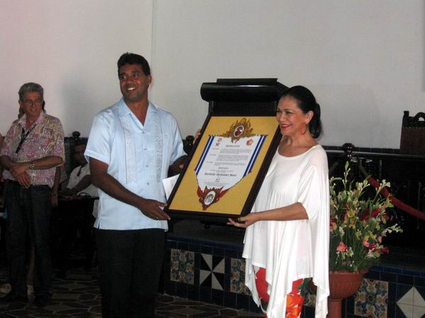 Maridalia Hernández, compañera de Johnny Ventura, recibió la distinción de Visitante distinguido de Santiago de Cuba. Foto: Sergio Martínez
