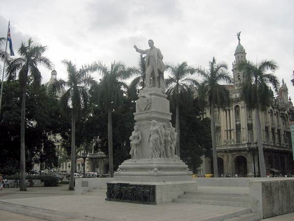La primera estatua en Cuba a José Martí está en el Parque Central