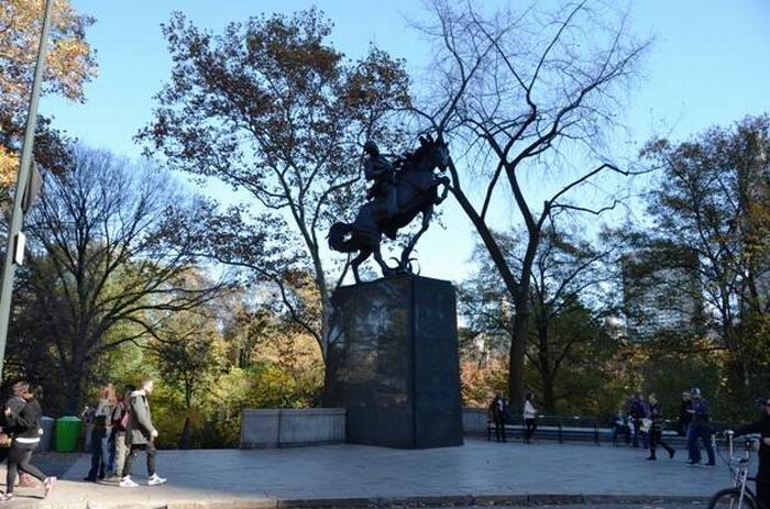 Por la Calle 59 y la Avenida de las Avenidas, se levanta una estatua ecuestre del Apóstol de Cuba