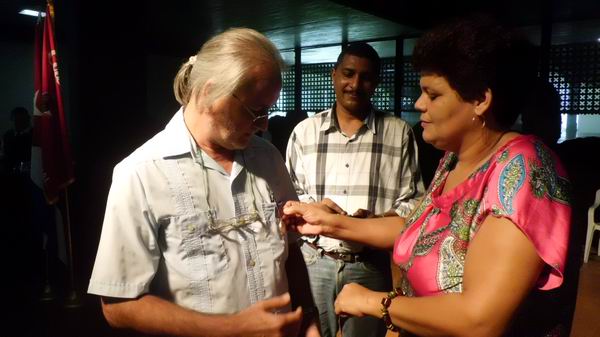 El Sindicato de la Cultura aprovechó la ocasión para entregar al realizador de nuestra emisora José Luis Vidal del Amo la medalla de Trabajador Internacionalista por la misión realizada en Venezuela El Sindicato de la Cultura aprovechó la ocasión para entregar al realizador de nuestra emisora José Luis Vidal del Amo la medalla de Trabajador Internacionalista por la misión realizada en Venezuela