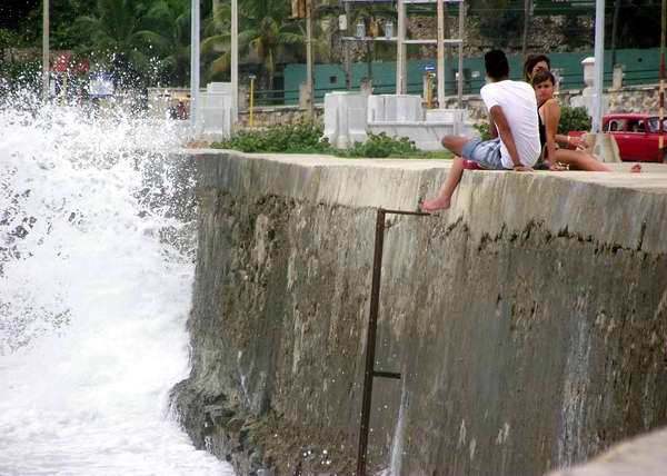 Jóvenes en el muro del Malecón Jóvenes en el muro del Malecón