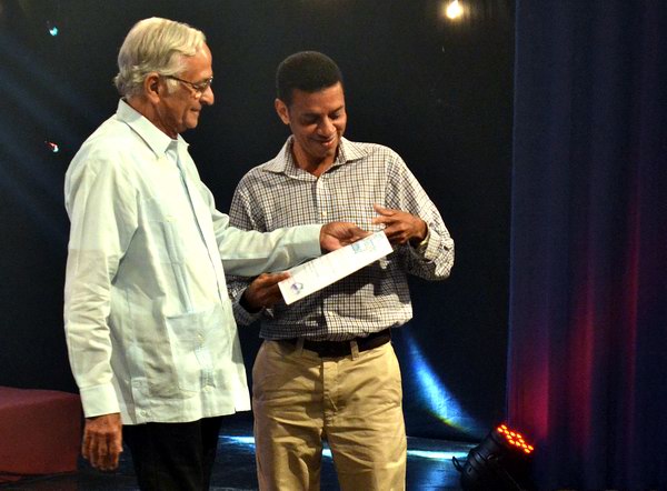 Por su parte el investigador y cr�tico de cine, Juan Antonio Garc�a Borrero, fue merecedor del Premio en Cr�tica, por su trabajo �Por una cr�tica imperfecta veinte a�os despu�s�. Foto Abel Rojas Barallobre