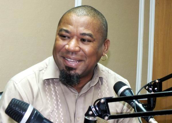 Leo, como se le conoce art�sticamente, no perdi� la oportunidad de compartir con los oyentes algunos detalles del surgimiento de su vida profesional. Foto: Abel Rojas