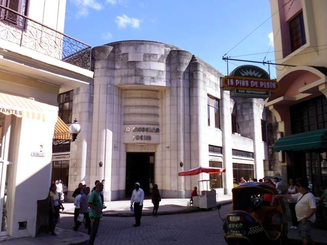 La Moderna Poesía La calle Obispo, una de las más populares de La Habana