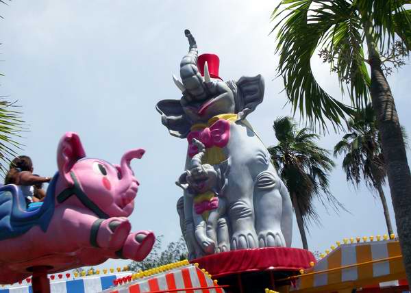 Los elefantes voladores siempre deleitan a los más pequeños. Los elefantes voladores siempre deleitan a los más pequeños.