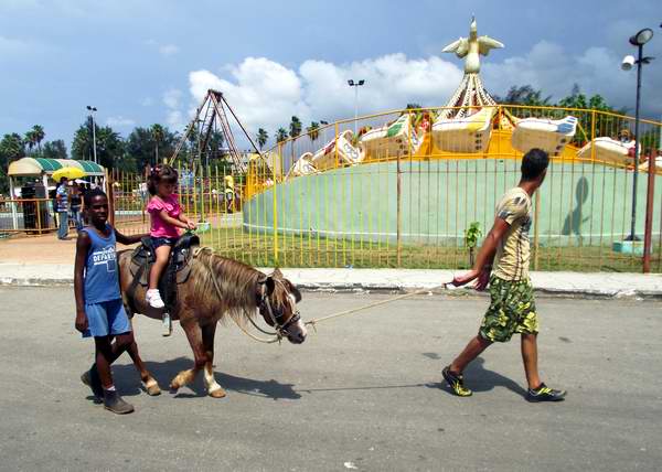 Los más pequeños disfrutan el paseo en ponies Los más pequeños disfrutan el paseo en ponies