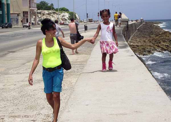 Madre e hija en el Malecón habanero Madre e hija en el Malecón habanero