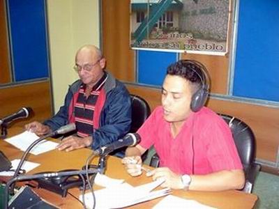 El conductor principal de Haciendo Radio, Magdiel Pérez junto a Erlin en la cabina. Foto: Aroldo García. 