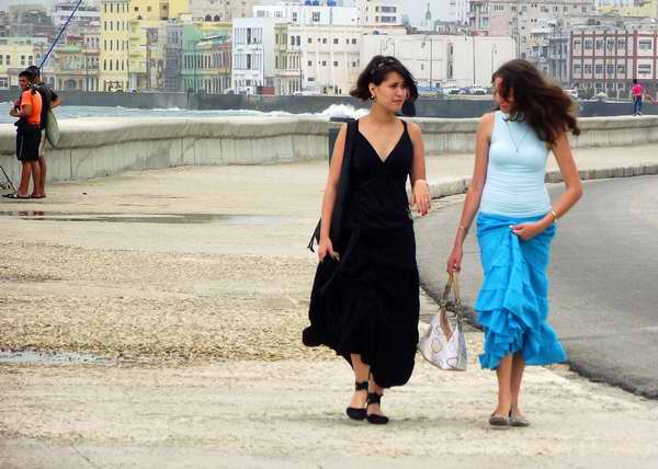 Amigas paseando por el Malecón Amigas paseando por el Malecón