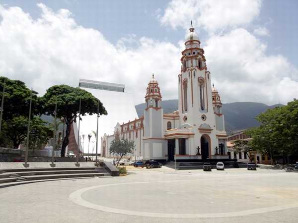 El Panteón Nacional, ampliado ahora con el nuevo Mausoleo, se levanta en la parroquia Altagracia de Caracas, en la Iglesia de la Santísima Trinidad, construida en 1744 El Panteón Nacional, ampliado ahora con el nuevo Mausoleo, se levanta en la parroquia Altagracia de Caracas, en la Iglesia de la Santísima Trinidad, construida en 1744