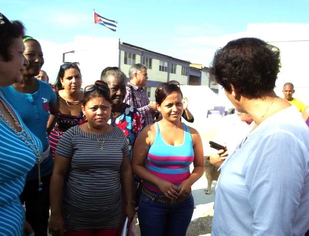 En cada escuela, la Ministra de Educaci�n, Ena Elsa Vel�zquez, convers� con trabajadores y profesores. Foto Miozotis Fabelo Pinares