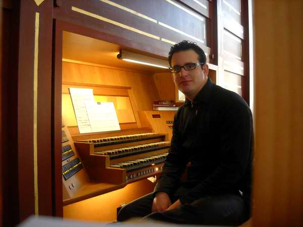 El pianista cubano Mois�s Santiesteban se ha propuesto restaurar la tradici�n organ�stica en la Isla, dirigiendo el Taller de Interpretaci�n de �rganos, con estudiantes de la Escuela Nacional de Arte