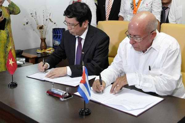 Nguyen Dang Tien, director general de VOV firma acuerdo con los vicepresidente del Instituto Cubano de Radio y Televisión (ICRT), Guillermo Pavón. Foto Roberto Morejón