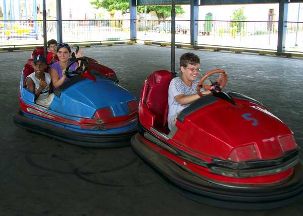 Niños divirtiéndose en los carritos locos Niños divirtiéndose en los carritos locos