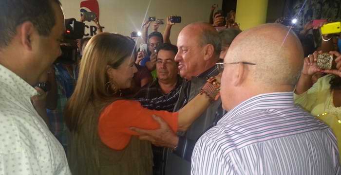 Olga Tañón saluda a presidente del ICRT, Danylo Sirio. Foto Radio Cubana Olga Tañón saluda a presidente del ICRT, Danylo Sirio. Foto Radio Cubana