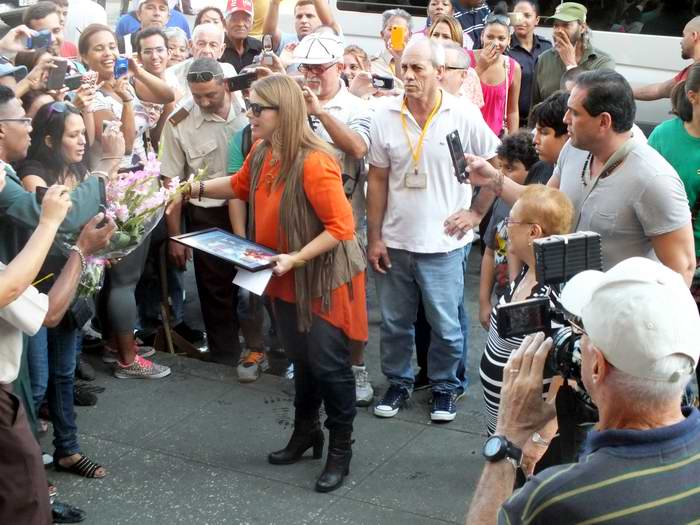 La cantante puertorriqueña Olga Tañón arribó este lunes a los predios del Instituto Cubano de Radio y Televisión. Foto Radio Cubana La cantante puertorriqueña Olga Tañón arribó este lunes a los predios del Instituto Cubano de Radio y Televisión. Foto Radio Cubana