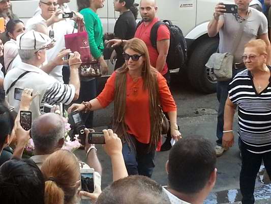 Olga Tañón saluda al pueblo cubano en la popular esquina de 23 y M, a la entrada del ICRT. Foto Radio Cubana Olga Tañón saluda al pueblo cubano en la popular esquina de 23 y M, a la entrada del ICRT. Foto Radio Cubana