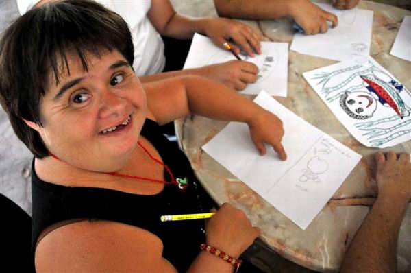 Orgullosa muestra su dibujo de la clase. Foto cortes�a de la doctora Georgina Fari�as Garcia, fundadora del Grupo Psicoballet Cuba.