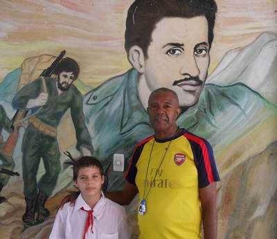 Profesor Orlando Sariol Varona y su alumno Manuel Mario Núñez.