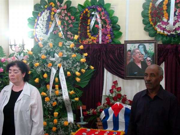 En guardia de honor: Orlando Vistel, presidente del Instituto Cubano de la M�sica, y la maestra Mar�a Felicia P�rez, directora del coro Exaudi. Foto: Rafael P�rez Oquendo, Especialista en Comunicaci�n del Instituto Cubano de la M�sica.