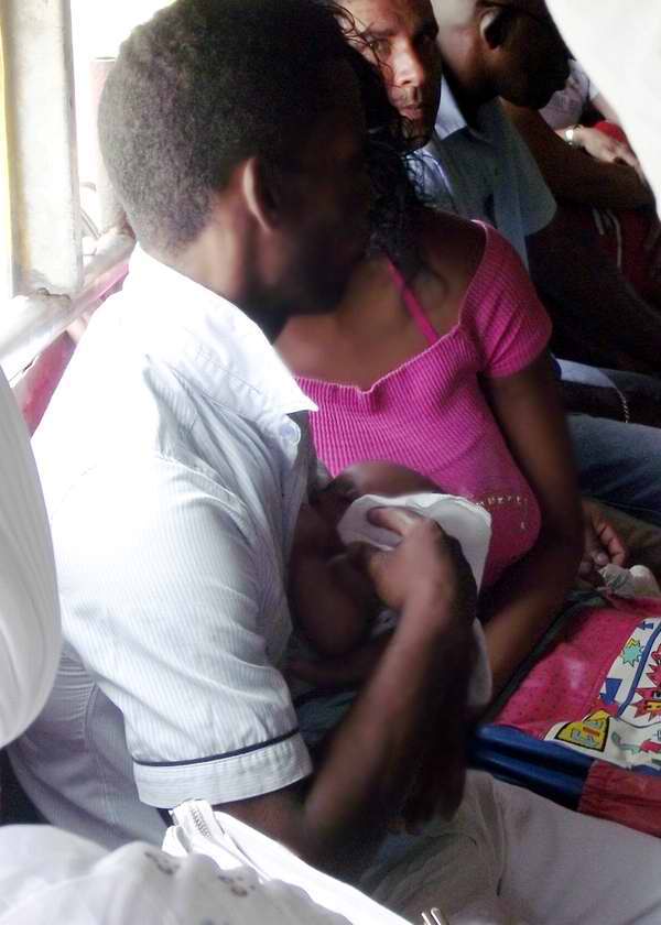 Papá cargando a su pequeño en brazos Papá cargando a su pequeño en brazos