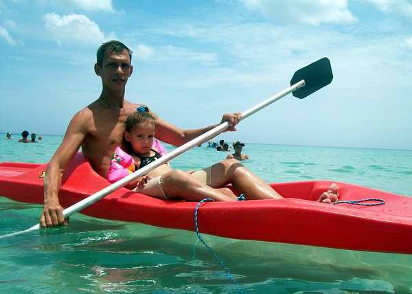 Papá y su hija disfrutan juntos en la playa Papá y su hija disfrutan juntos en la playa