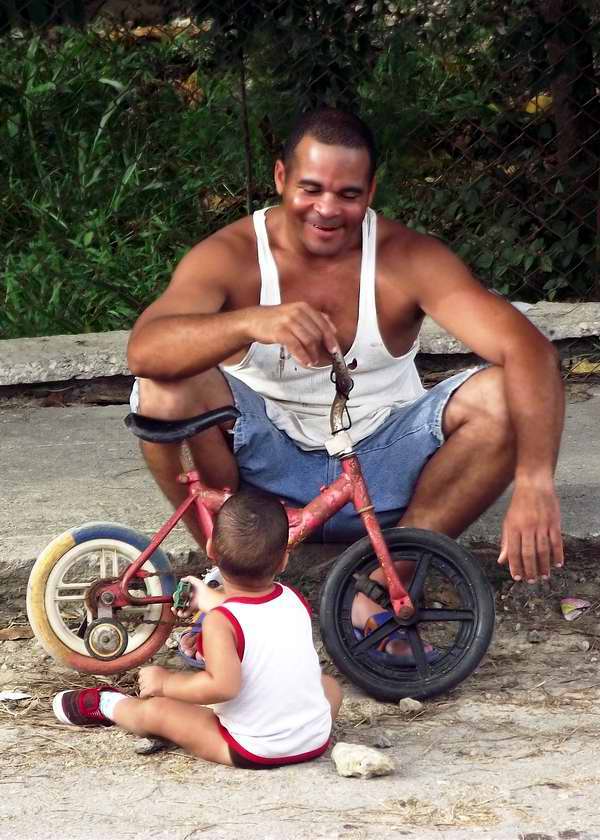 Papá pasando momento agradable con su hijo Papá pasando momento agradable con su hijo