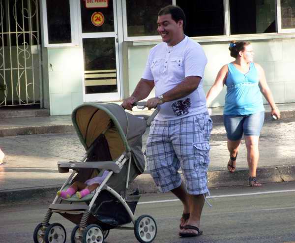 Papá paseando muy feliz junto a su retoño Papá paseando muy feliz junto a su retoño.