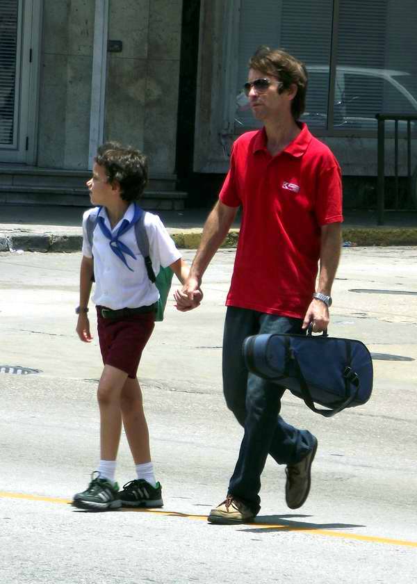Papá recogiendo a su hijo de la escuela Papá recogiendo a su hijo de la escuela