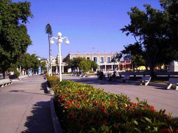 Parque Calixto García, Holguín. Parque Calixto García, Holguín.