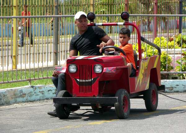 Niño aprende a conducir Niño aprende a conducir