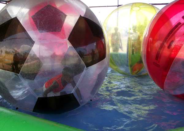Pelotas inflables en el parque infantil Pelotas inflables en el parque infantil