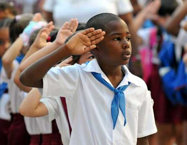 Pionero cubano entona el himno nacional en Holguín. Pionero cubano entona el himno nacional en Holguín.