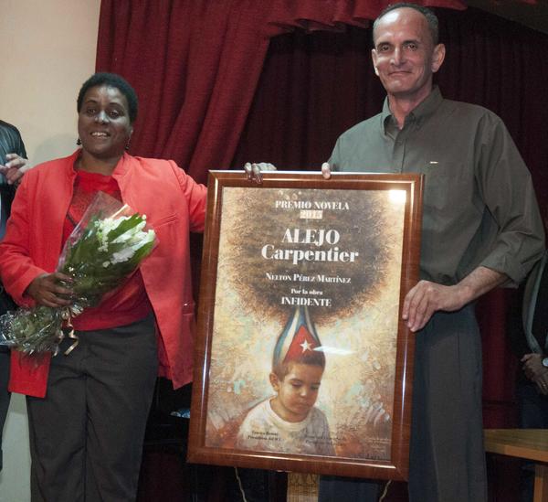 Entregan Premios Nicols Guilln y Alejo Carpentier 2015. Foto: AIN Entregan Premios Nicols Guilln y Alejo Carpentier 2015. Foto: AIN