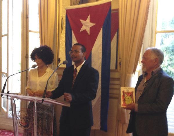 Las profesoras de la Facultad de Arte y Letras de la Universidad de La Habana, Mayerin Bello Valdes, Astrid Orive García, y el joven Reynier Rodríguez Pérez, profesor de la Universidad de Oriente, fueron los laureados del certamen. Foto Luis Alejandro Alfonso